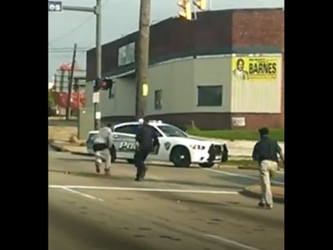 Ohio man TASERs cop, steals patrol car
