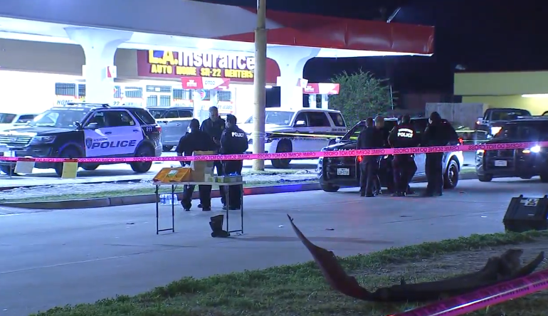 Chase into SE Houston ends with 4 officers firing shots, killing man